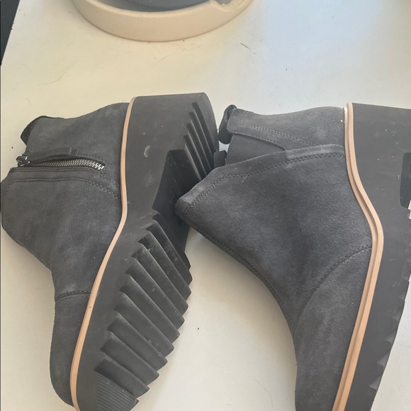 Toms Women’s Stylish Gray Ankle Boots. Size 8 - Picture 3 of 4